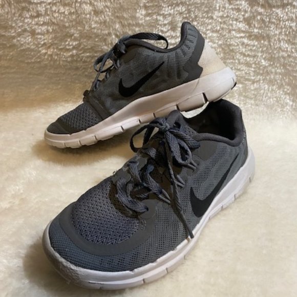 Nike Grey/White Runners Youth Size 1 - Picture 3 of 8